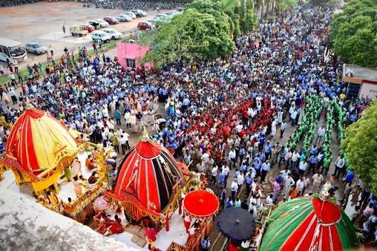 Odisha Leaders Greet Devotees as Lakhs Pull Chariots Amid Heavy Rain in Puri