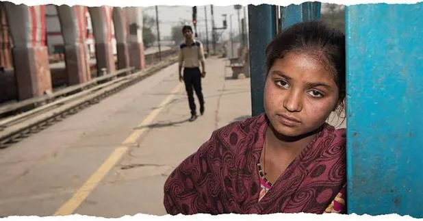 Beldanga Trafficking Attempt: Class 6 Girl Escapes Trap at Sealdah; Two Friends Still Missing