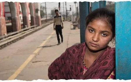 Beldanga Trafficking Attempt: Class 6 Girl Escapes Trap at Sealdah; Two Friends Still Missing