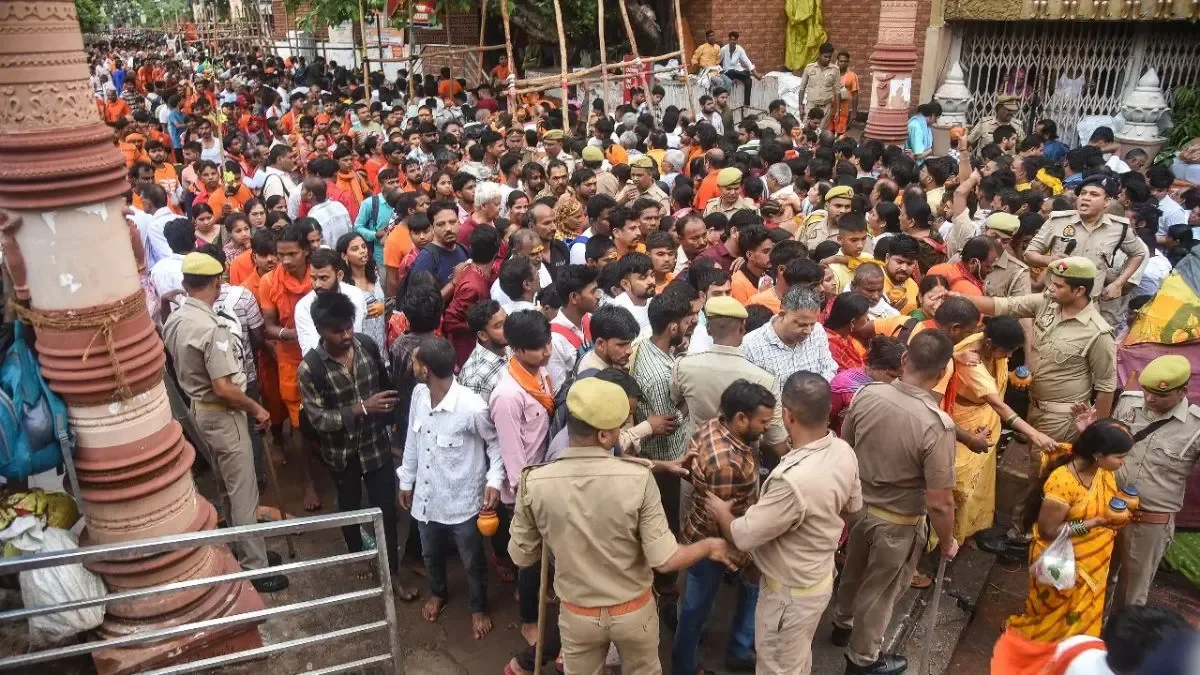 Massive Crowds Throng Muzaffarnagar's Shiv Chowk for Jalabhishek on Sawan Shivratri