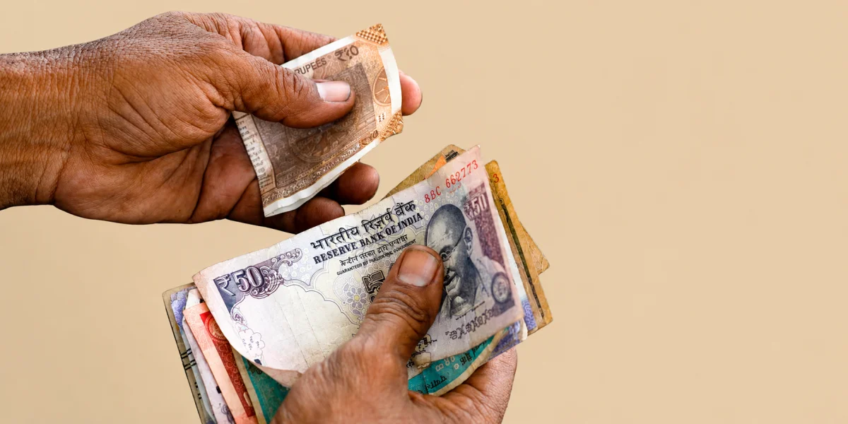 Indian Rupee Weekly Decline Curbed by RBI Intervention